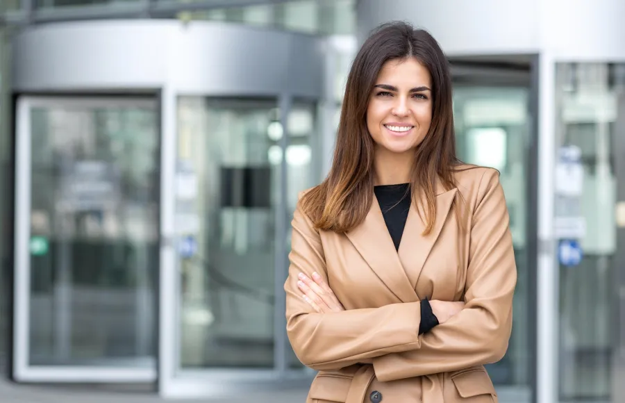 أنثى برج العقرب قائدة بالفطرة في العمل والادارة 