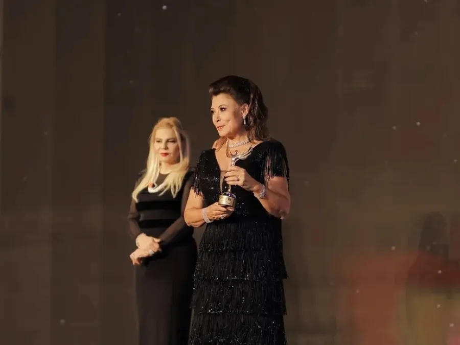 أنوشكا عند استلام احدى الجوائز- الصور من المصدر