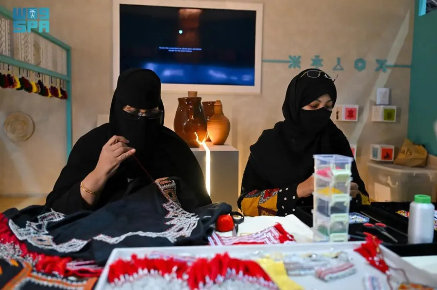 حضور الحِرفيات السعوديات في معرض جدة للكتاب - الصورة من وكالة الأنباء السعودية "واس"