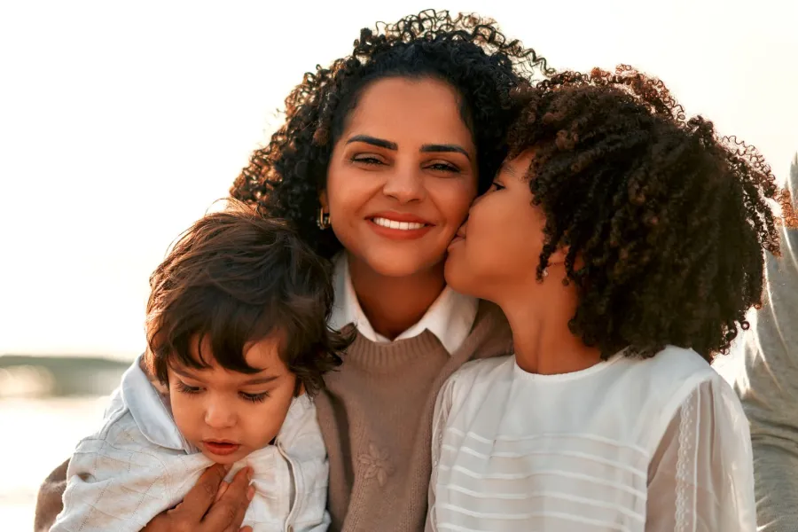 صورة أم مع ابنتها وابنها