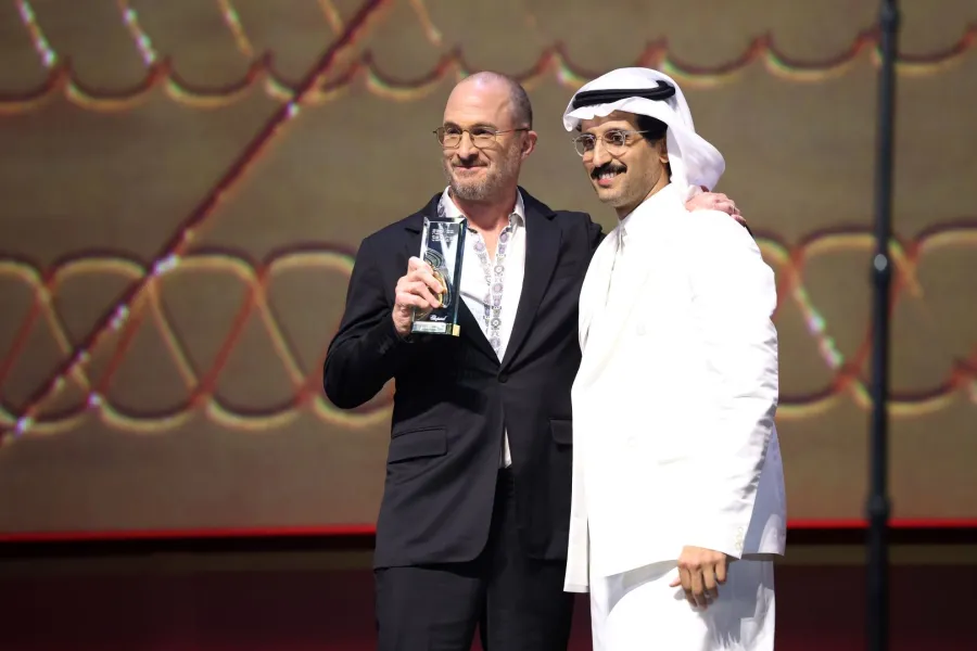 علي الكلثمي يقدم الجائزة الفخرية إلى دارين أرونوفسكي من حفل ختام مهرجان البحر الأحمر السينمائي 2025. مصدر الصورة:  Daniele Venturelli/Getty Images for The Red Sea International Film Festival