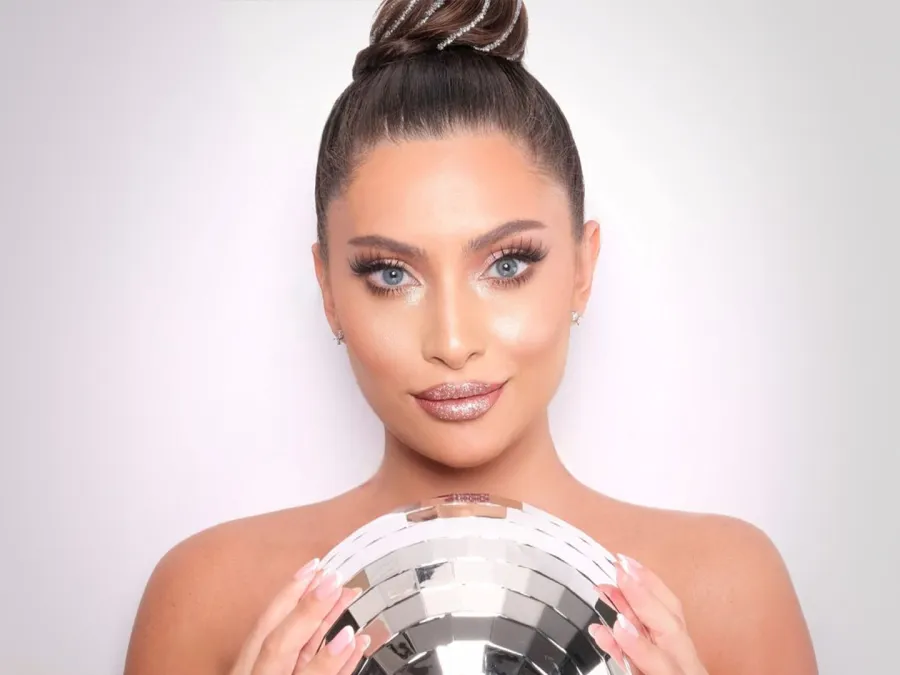 مكياج غليتر مضيء من بول قسطنطينيان