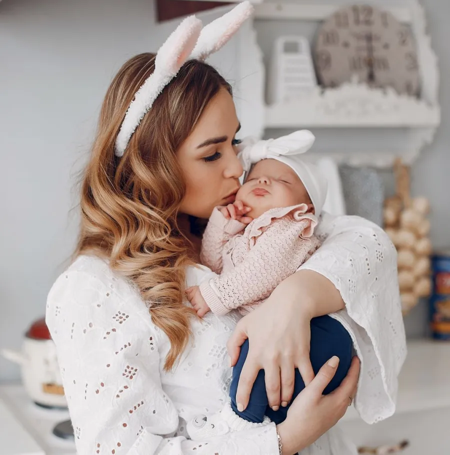 صورة تعبر عن فرحة أم بمولودها