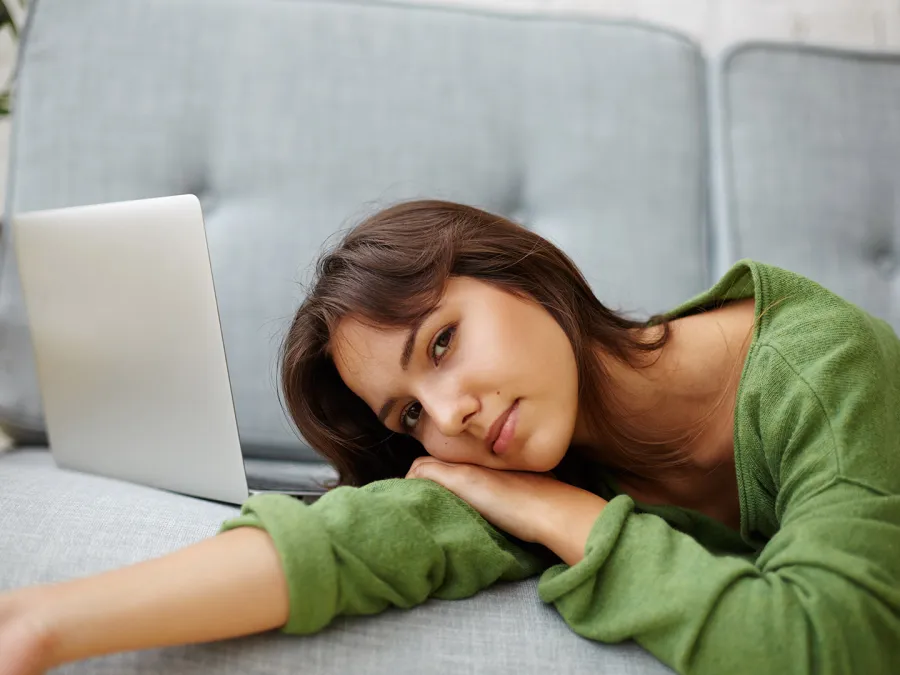 امرأة تشعر بالكسل-   Image by pvproductions on Freepik