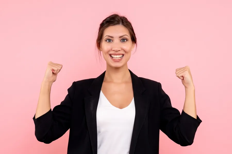 8 عادات صباحية مشتركة بين البنات الناجحات- الصورة من موقع Freepik