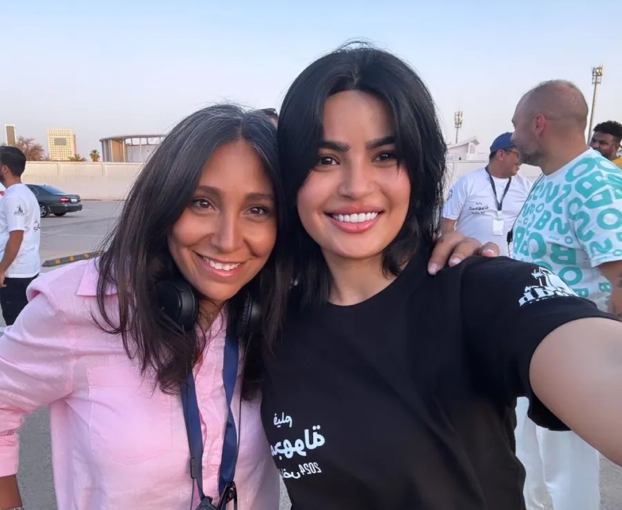 ميلاالزهراني والمخرجة هيفاء المنصور من موقع تصوير فيلم "المجهولة"- الصورة من حساب ميلاالزهراني على إكس