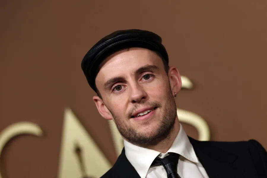 هاري لايتون مخرج فيلم Pillion في حفل توزيع جوائز الأوسكار 2025 ( Harry Layton, director of the film Pillion, at the 2025 Academy Awards ceremony ). مصدر الصورة: VALERIE MACON / AFP