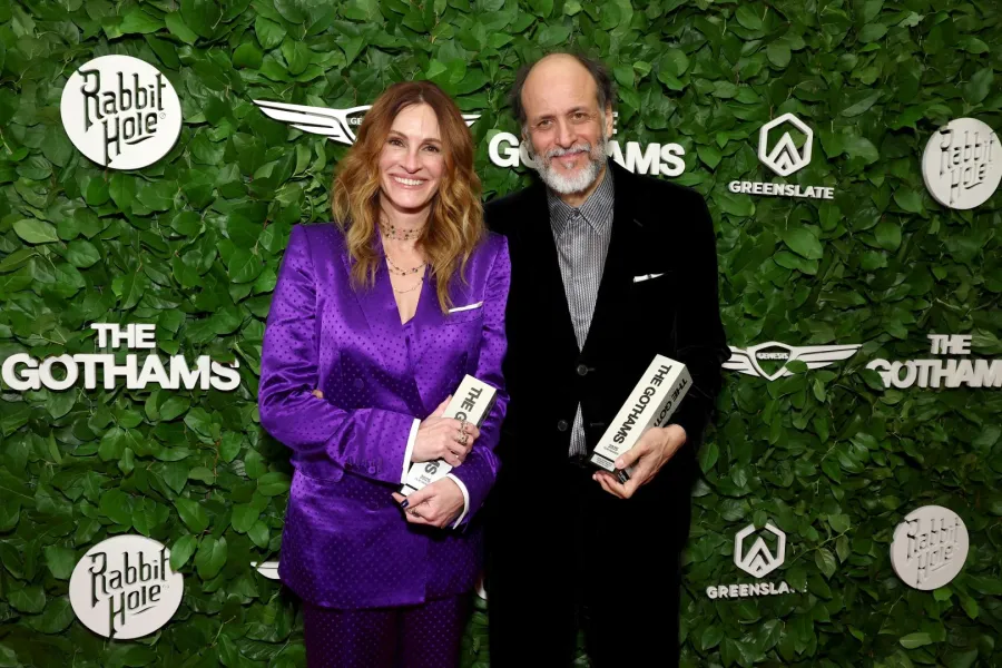 جوليا روبرتس Julia Roberts والمخرج لوكا غوادينينو Luca Guadagnino في حفل توزيع جوائز غوثام 2025. مصدر الصورة: Cindy Ord/Getty Images for The Gotham Film & Media Institute /AFP
