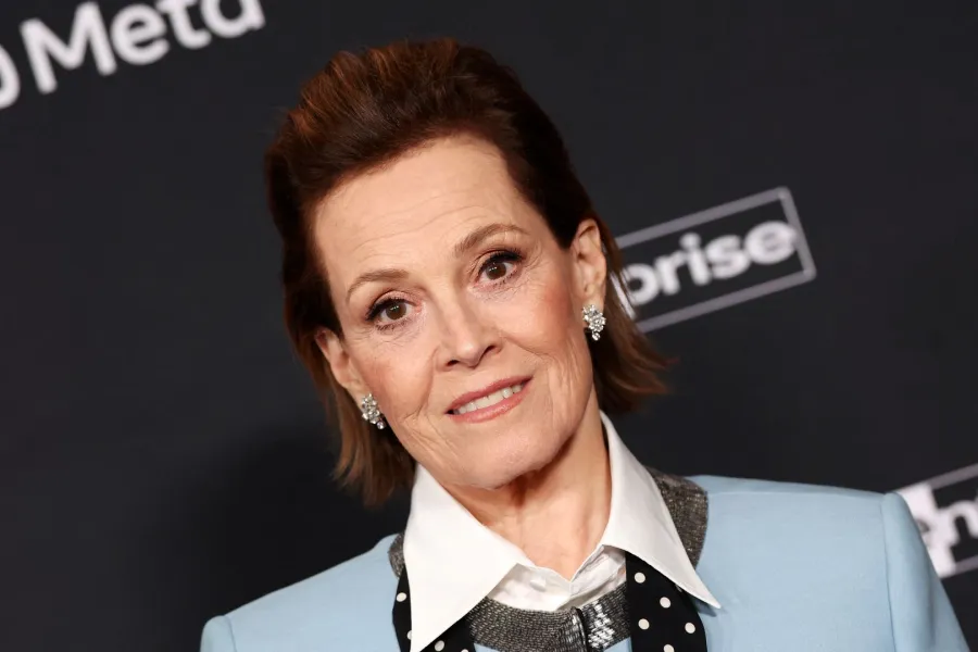 سيغورني ويفر في مسرح دولبي في هوليوود، كاليفورنيا (Sigourney Weaver at the Dolby theatre in Hollywood, California). مصدر الصورة: VALERIE MACON / AFP