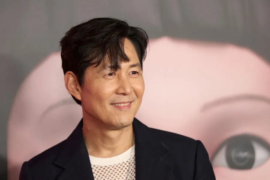 لي جونغ جاي في حفل افتتاح فيلم "Squid Game" في نيويورك (Lee Jung-jae in New York City). مصر الصورة:  Michael Loccisano/Getty Images/AFP  IMAGES NORTH AMERICA / Getty Images via AFP