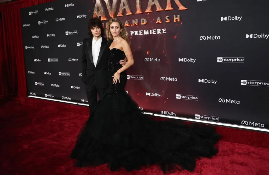 مايلي سايرس وماكس موراندو في مسرح دولبي في هوليوود، كاليفورنيا (Miley Cyrus and Maxx Morando at the Dolby theatre in Hollywood, California). مصدر الصورة: VALERIE MACON / AFP