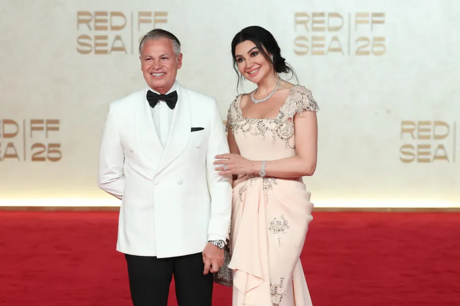 أروى جودة وزوجها من حفل الافتتاح مصدر الصورة: (Photo by Daniele Venturelli/Getty Images for The Red Sea International Film Festival