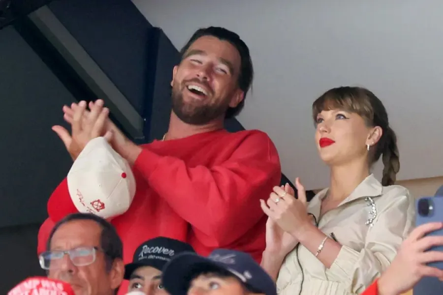 ترافيس كيلسي وتايلور سويفت في قاعة أميرانت بنك أرينا في صن رايز، فلوريدا (Travis Kelce and Taylor Swift at Amerant Bank Arena in Sunrise, Florida). مصدر الصورة: Bruce Bennett/Getty Images/AFP
