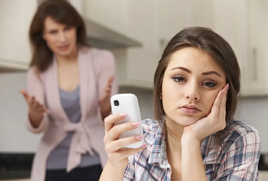 صورة لمراهقة بالجوال وأم تعترض