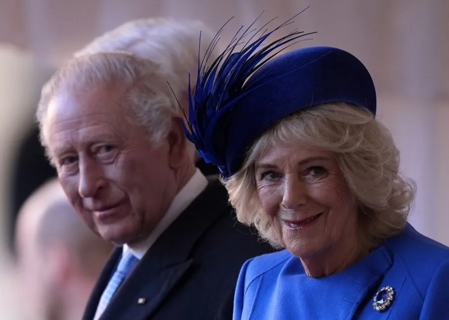 الملك تشارلز والملكة كاميلا في قلعة وندسور في وندسور (King Charles and Queen Camilla at Windsor Castle in Windsor). مصدر الصورة: Andrew Matthews / POOL / AFP