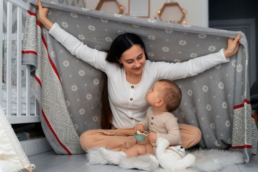 صورة لأم تلعب مع طفلها