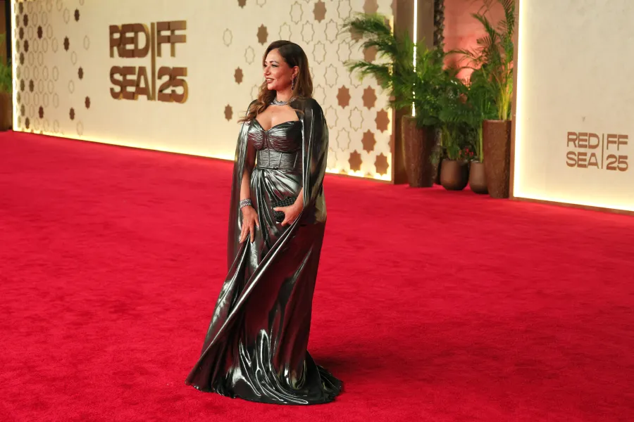 النجمة ليلى علوي على سجادة مهرجان البحر الأحمر السينمائي 2025- (مصدر الصورة (Photo by Vittorio Zunino Celotto/Getty Images for The Red Sea International Film Festival)