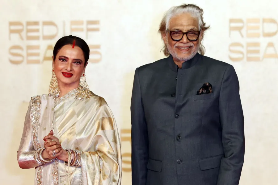 ريخا Rekha ومظفر علي Muzaffar Ali من مهرجان البحر الأحمر السينمائي 2025. مصدر الصورة: Hoda Davaine/Getty Images for The Red Sea International Film Festival