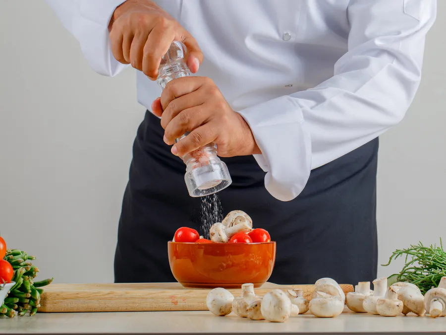 ما الذي يحدث داخل جسمك عندما تقلّلين من تناول الملح؟ Image by 8photo on Freepik