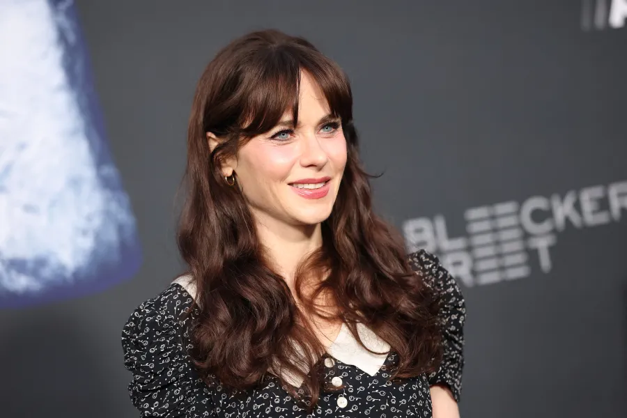 زوي ديشانيل في كاليفورنيا ( Zooey Deschanel in California). مصدر الصورة: Monica Schipper / GETTY IMAGES NORTH AMERICA / Getty Images via AFP