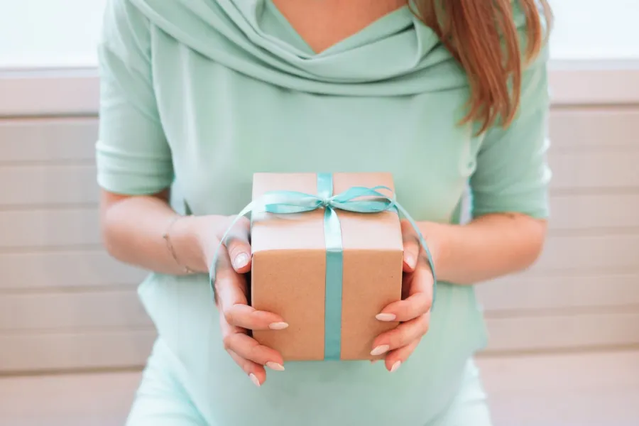 صورة حامل تحمل الهدية