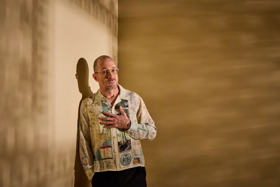 دارين أرونوفسكي في مهرجان البحر الأحمر السينمائي الدولي 2025 ( Darren Aronofsky at the Red Sea International Film Festival ). مصدر الصورة: Tristan Fewings/Getty Images for The Red Sea International Film Festival