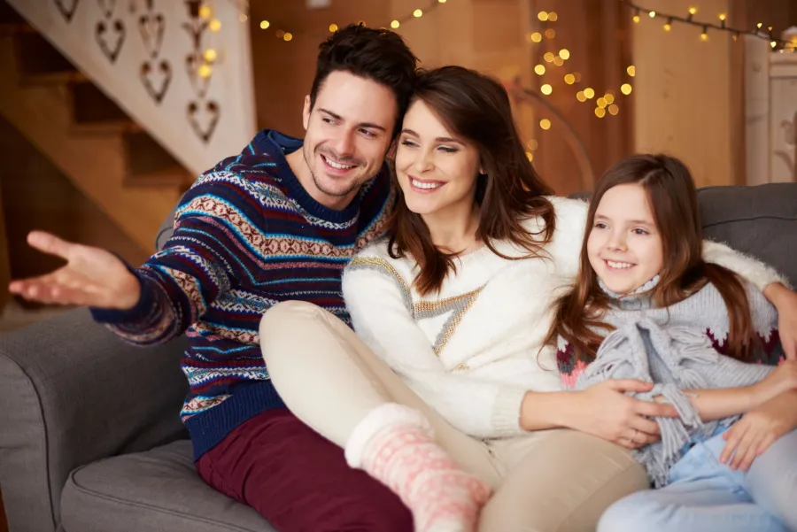 صورة لعائلة سعيدة تحتفل بالعام الجديد