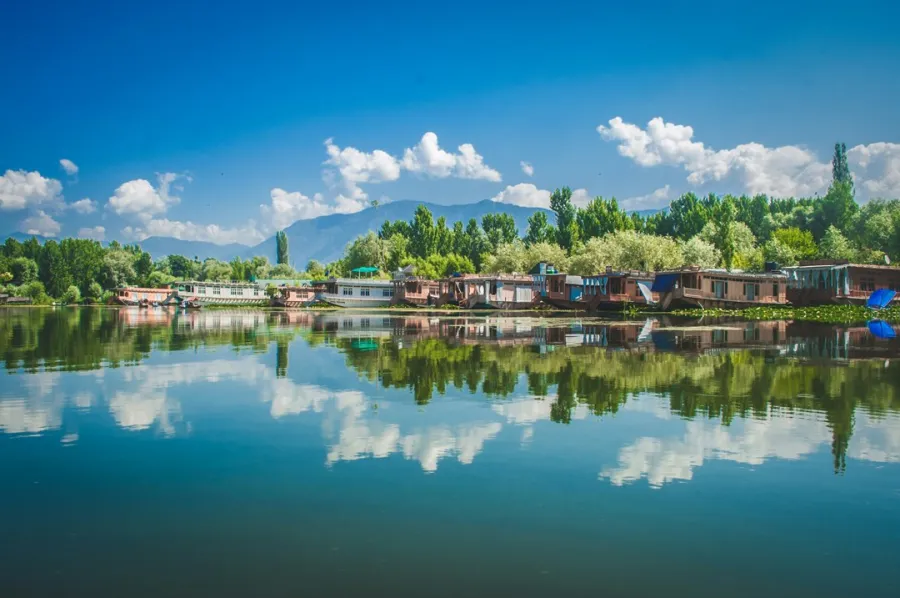 سريناغار تمتاز ببحيراتها الهادئة 