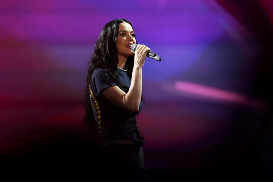 كاتي بيري في إنغلوود، كاليفورنيا ( Katy Perry in Inglewood, California). مصدر الصورة: Amy Sussman/Getty Images for FIREAID/AFP