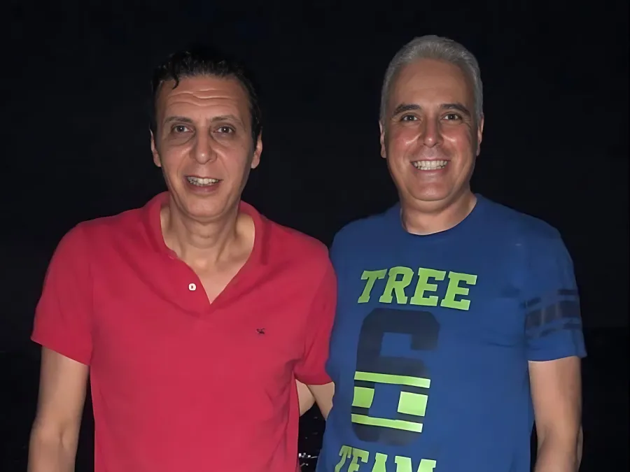 طارق الأمير مع شقيقه يحيى- الصورة من حساب يحيى الأمير على فيسبوك