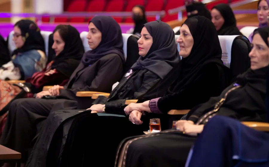 الأميرة هيفاء الفيصل تتوسط عدد من القياديات السعوديات في تفعيل مبادرة 10KSA في جامعة اليمامة 