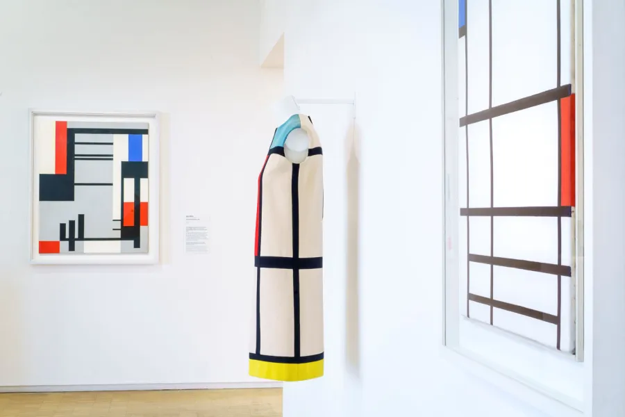 معرض خاص بأعمال إيف سان لوران بعد مرور 60 عاماً على أول عرض له، في متحف Yves Saint Laurent Museum، في باريس، وفي الخلفية لوحة Composition in red, blue and white للرسام بيت موندريان Piet Mondrian، من عام 1937 (مصدر الصورة: Philippe Petit /Paris Match via Getty Images)