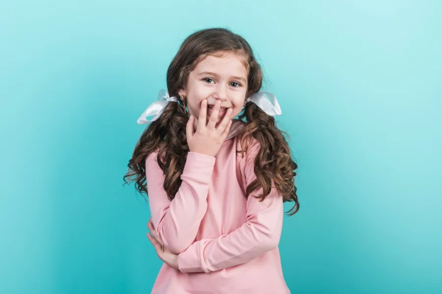 صورة لطفلة مترددة خائفة وخجولة