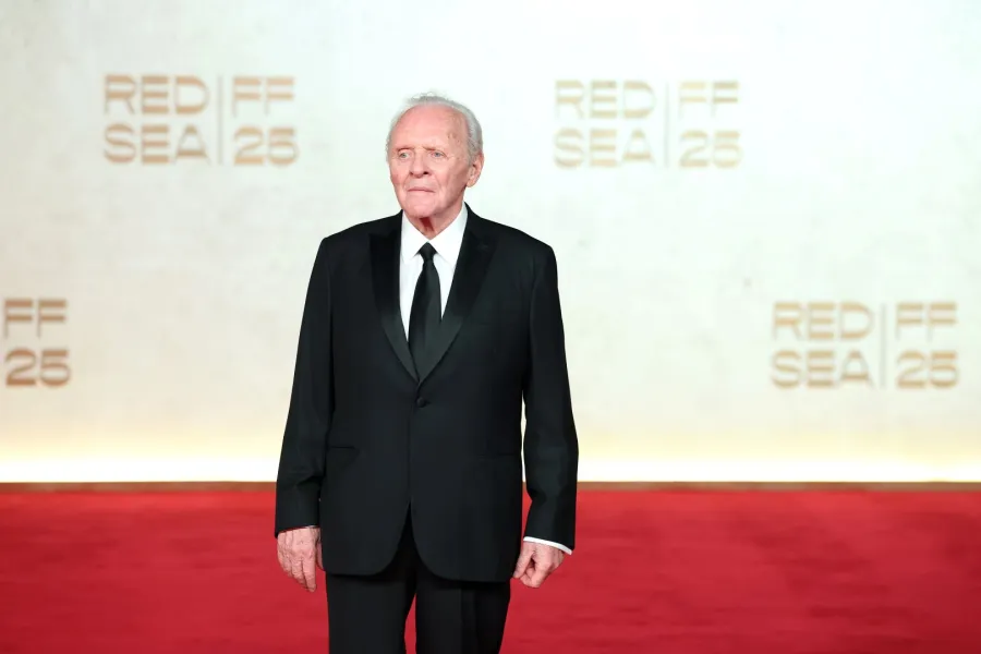 أتوني هوبكنز Anthony Hopkins في مهرجان البحر الأحمر السينمائي 2025. مصدر الصورة: Daniele Venturelli/Getty Images for The Red Sea International Film Festival