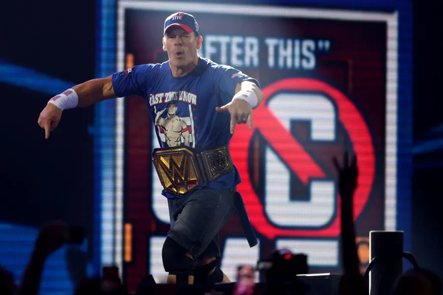 جون سينا ​​في ملعب ميتلايف في إيست روثرفورد، نيو جيرسي (John Cena at MetLife Stadium in East Rutherford, New Jersey). مصدر الصورة: Elsa/Getty Images/AFP