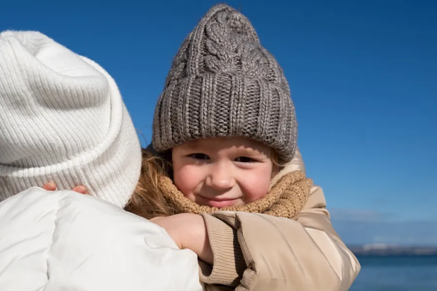 صورة لطفل تحمله أمه 