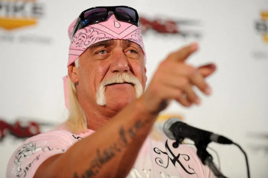 هالك هوجان خلال حفل إطلاق كتابه "حياتي خارج الحلبة" ‏Hulk Hogan in the launch of his book "My Life ‎Outside the Ring‏.- مصدر الصورة: (‏Photo by Bryan Bedder / GETTY IMAGES NORTH AMERICA / ‎Getty Images via AFP‏)‏
