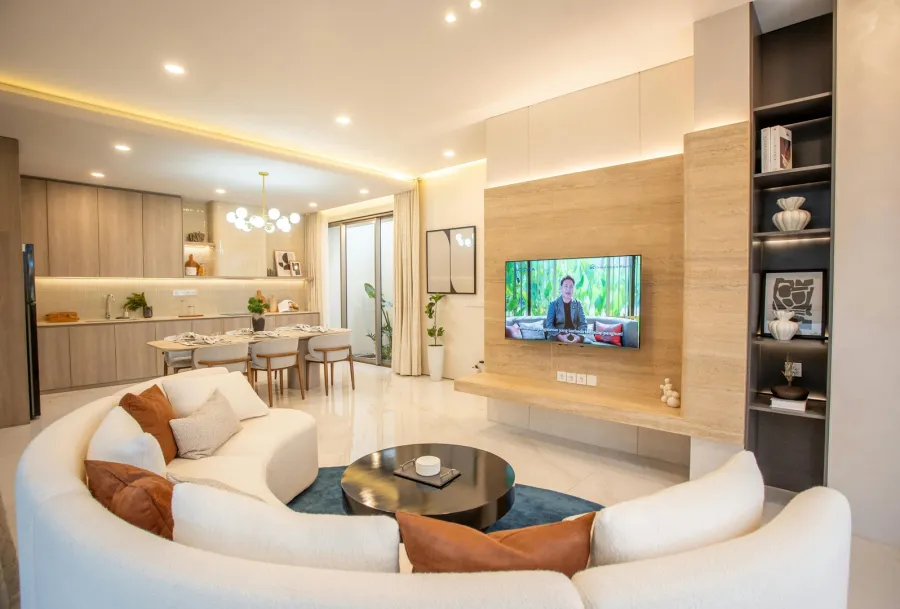 غرفة معيشة مفتوحة على المطبخ مع تلفزيون