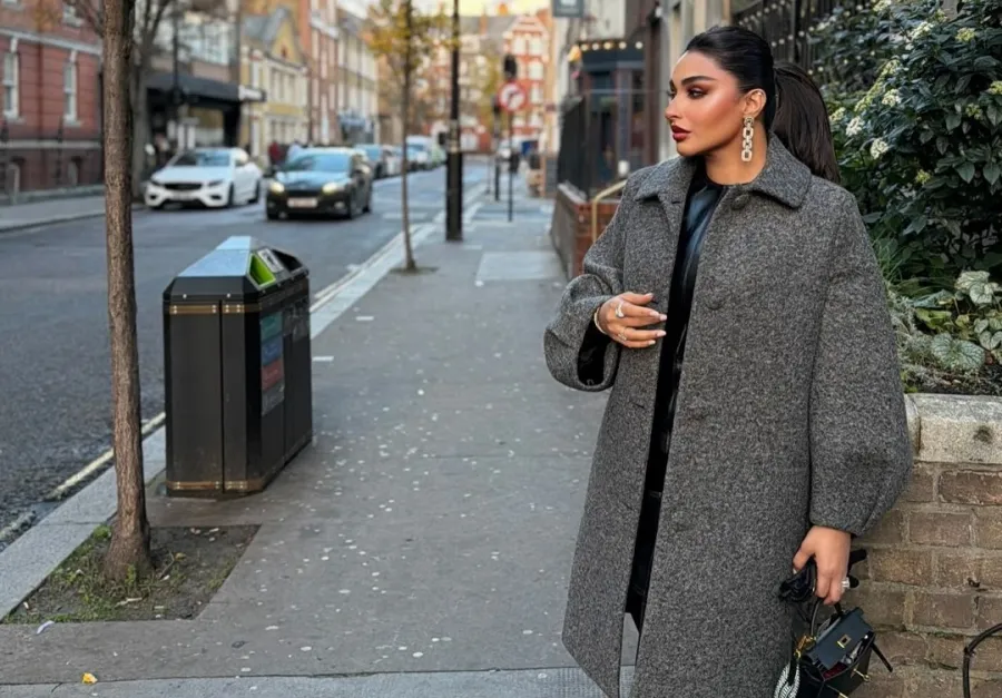 مدونة الموضة آمال بالمعطف الرمادي- الصورة من حسابها على إنستغرام