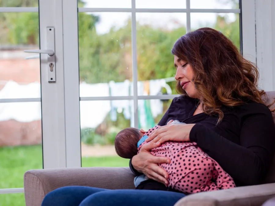 صورة لأم تحمل طفلها 