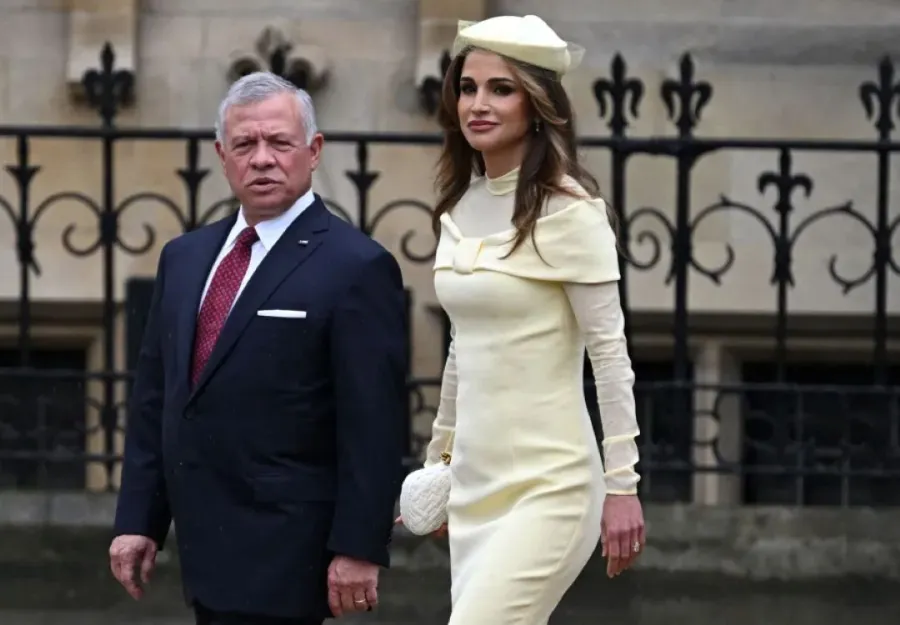 الملك عبد الله الثاني بن الحسين والملكة رانيا في دير وستمنستر بوسط لندن (King Abdullah II Ibn Al Hussein and Queen Rania at Westminster Abbey in central London). مصدر الصورة: Paul ELLIS / AFP