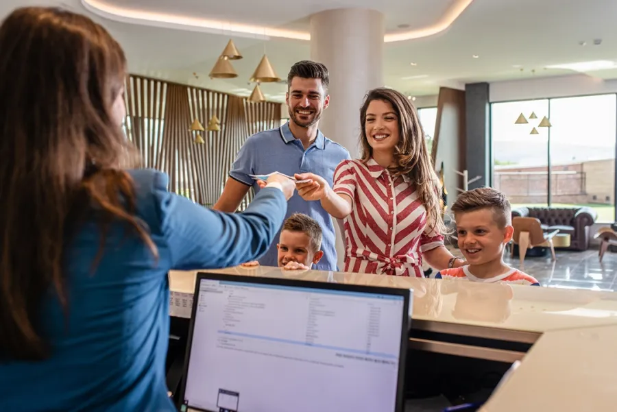 حجز الفنادق عند السفر مع العائلة