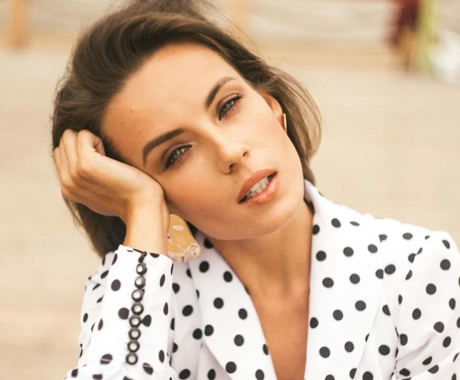 امرأة تشعر بالحزن- المصدر: pexels-kate-gundareva