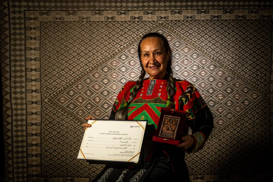 الممثلة خيرية نظمي تتسلم الجائزة عوضا عن نواف الظفيري - صورة خاصة لسيدتي تصوير منية كواش