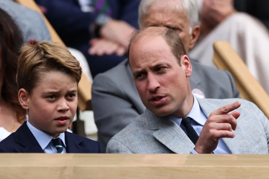 الأمير ويليام Prince william وابنه الأمير جورج Prince George في بطولة ويمبلدون 2023. مصدر الصورة: Adrian DENNIS / AFP