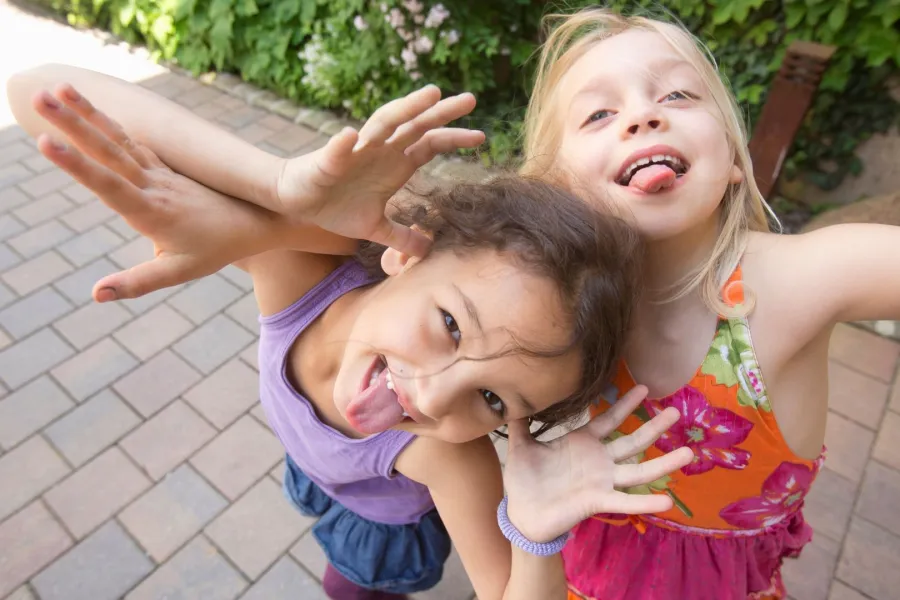 صورة طفلتين شقيتين