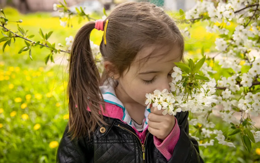 صورة طفلة تشم الرائحة