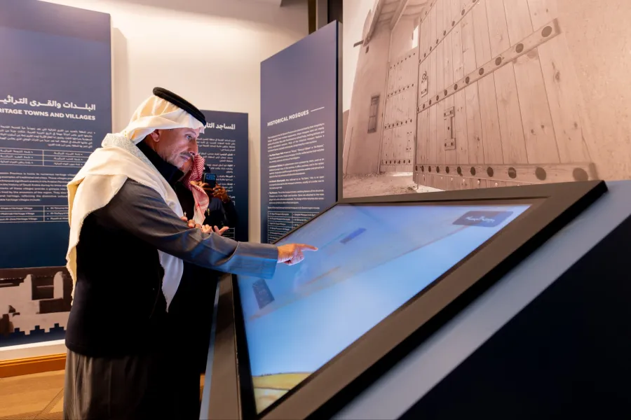وزير السياحة أحمد الخطيب خلال زيارته لمركز التراث الثقافي بمنطقة القصيم. الصورة من الحساب الرسمي لوزير السياحة على منصة x