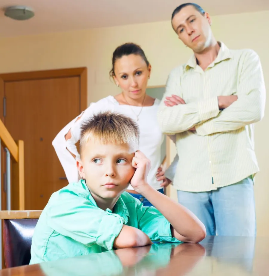 صورة تعبر عن استمرار نقد الوالدين للطفل