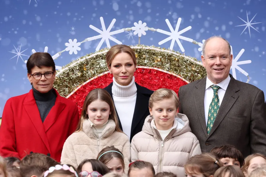 الأميرة ستيفاني، والأميرة غابرييلا، والأميرة شارلين، والأمير جاك، والأمير ألبرت الثاني في قصر موناكو في موناكو (Princess Stephanie, Princess Gabriella, Princess Charlene, Prince Jacques and Prince Albert II at the Monaco Palace in Monaco). مصدر الصورة: Valery HACHE / AFP